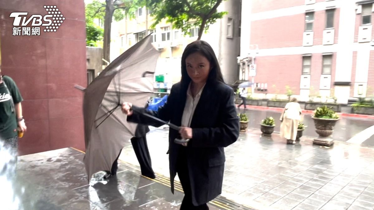 Faye詹雯婷上午為了誣告案來法院出庭。(圖/潘千詩攝)