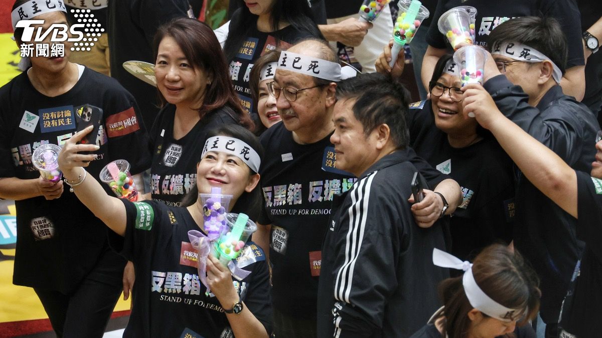 綠委吳思瑤拿出發光的珍奶杯應援棒,和黨團總召柯建銘自拍。(圖/葉志明攝)
