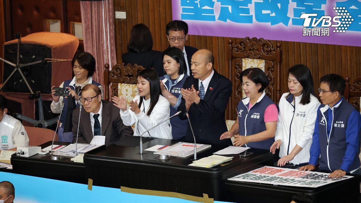 立法院長韓國瑜拍手祝綠委吳思瑤生日快樂。(圖/葉志明攝)