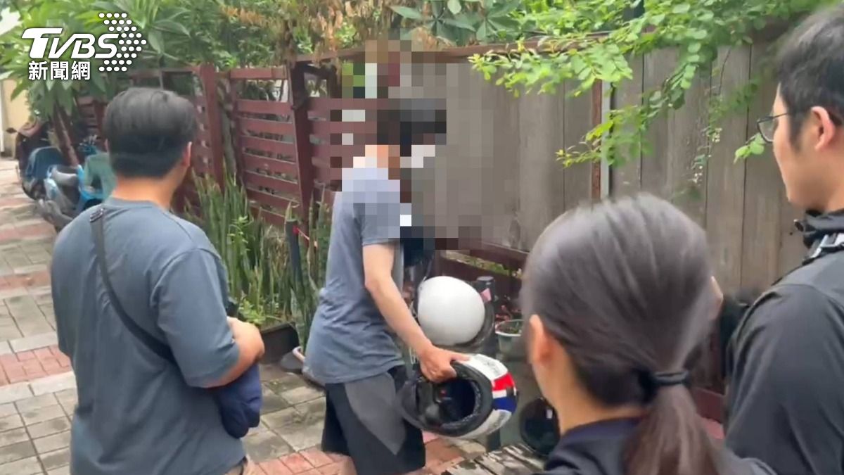 警方於昨日上門找到男子，男子坦承犯行也將竊走的安全帽歸還。（圖／TVBS）