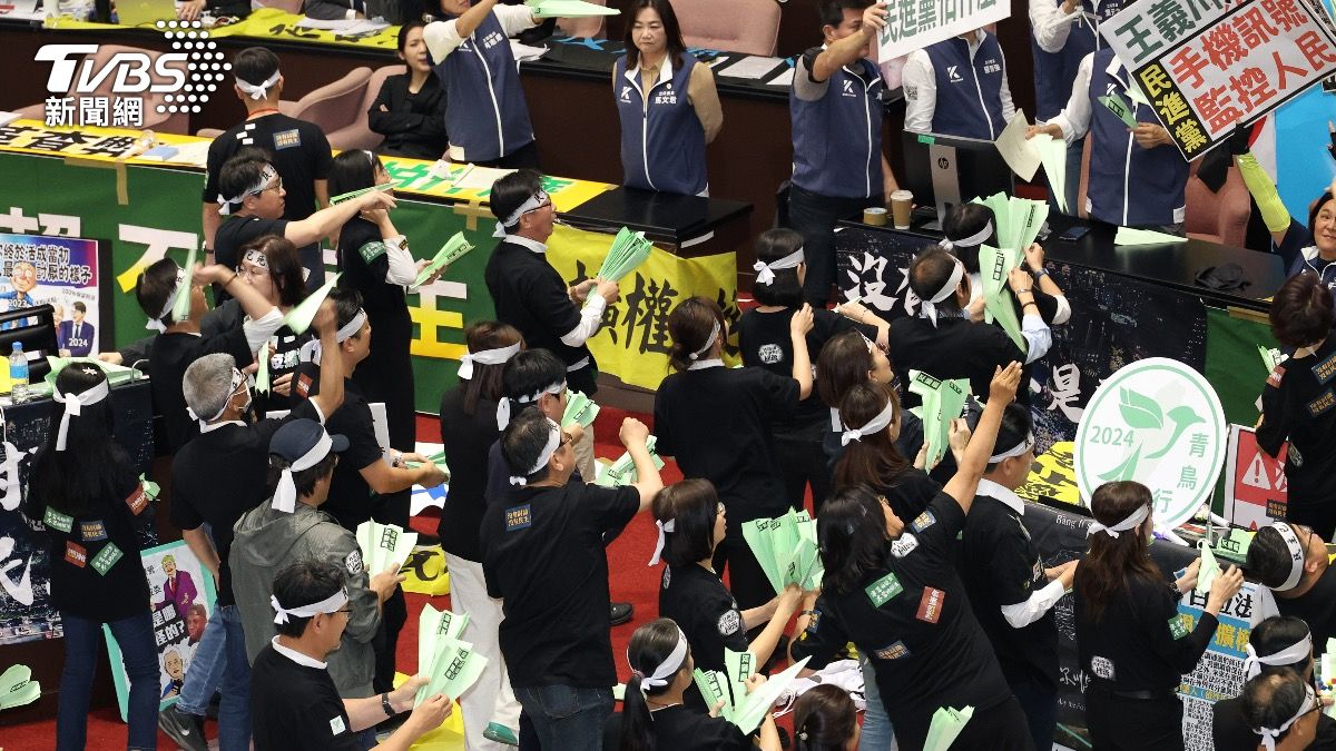 《立法院職權行使法》二讀,民進黨立委丟紙飛機抗議。(圖/葉志明攝)