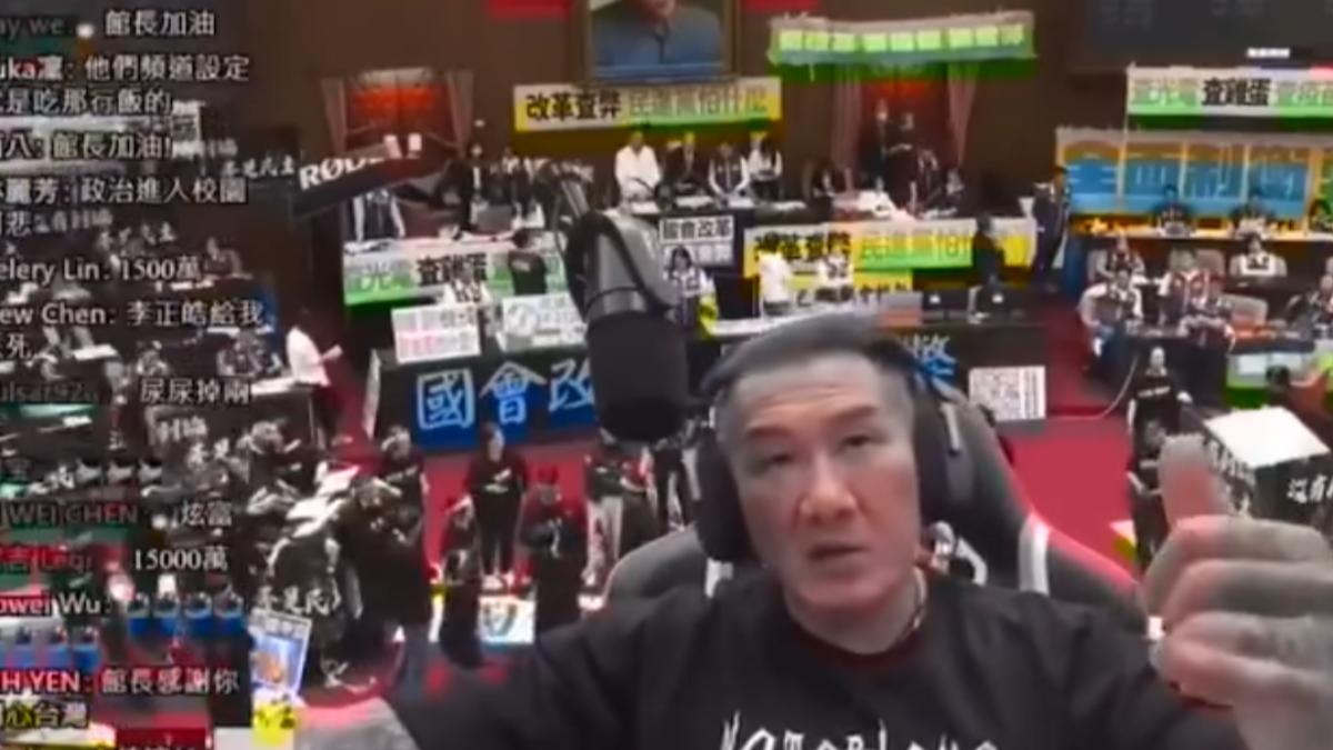 館長在直播中號稱能動員100萬人上街頭。(圖/翻攝自館長直播)