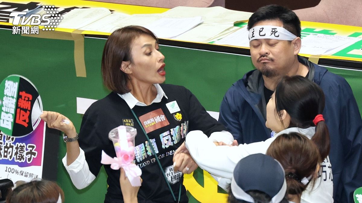 徐巧芯哭了!深夜感性吐心聲 再曝「扯邱議瑩衣領」原因