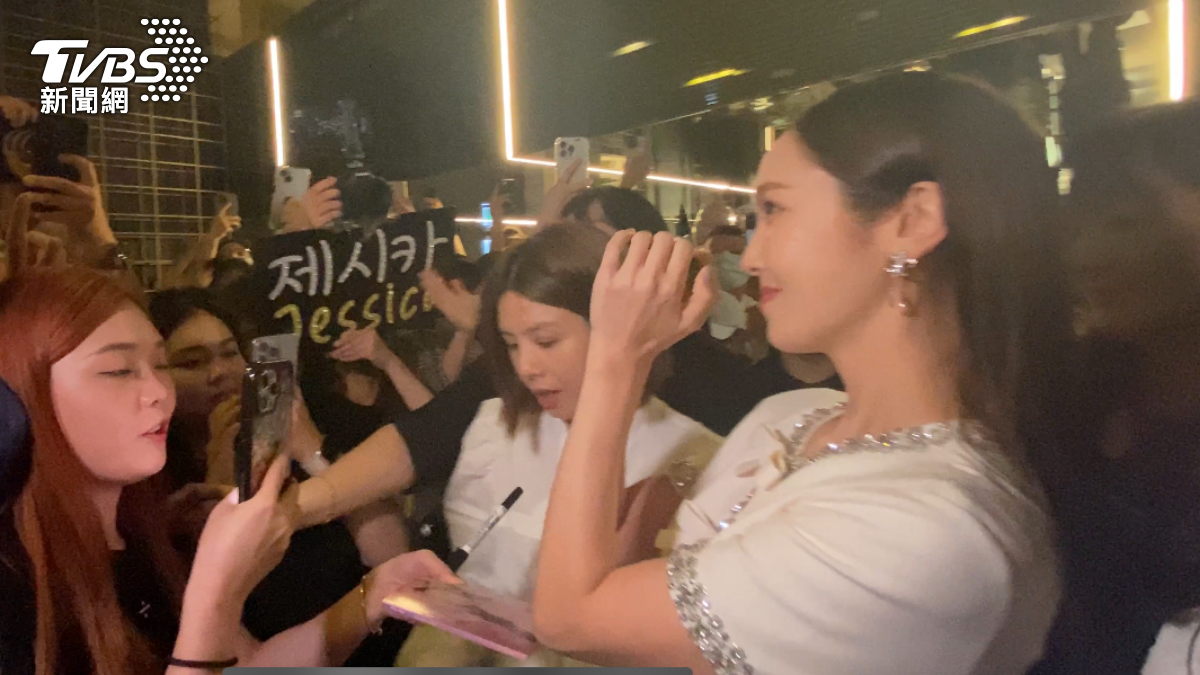 Jessica不忘對粉絲比愛心。(圖/林坤緯攝)