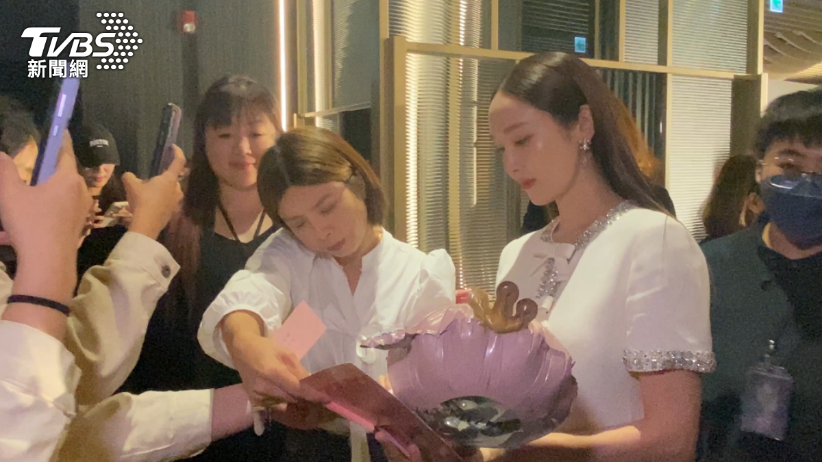 Jessica仔細端倪粉絲送上的信件。(圖/林坤緯攝)