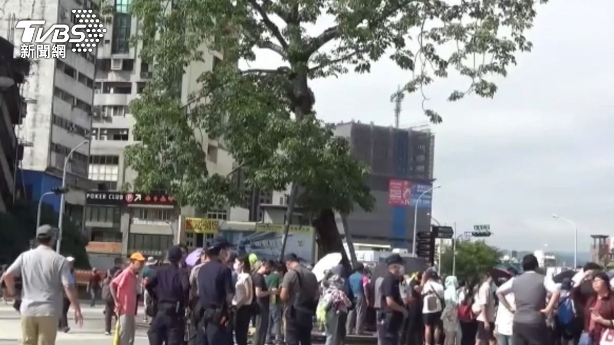 第一分局員警見狀,立即將兩人拉開。(圖/TVBS)