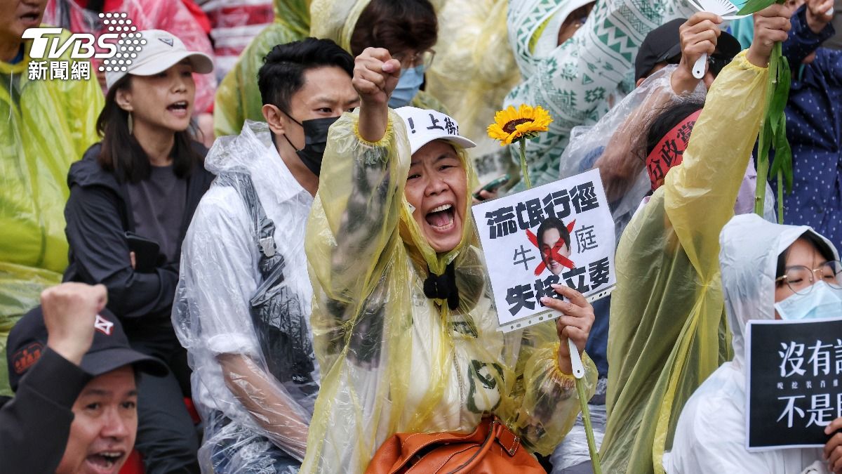 韓國瑜敲槌通過法案,場外抗議民眾怒吼。(圖/葉志明攝)