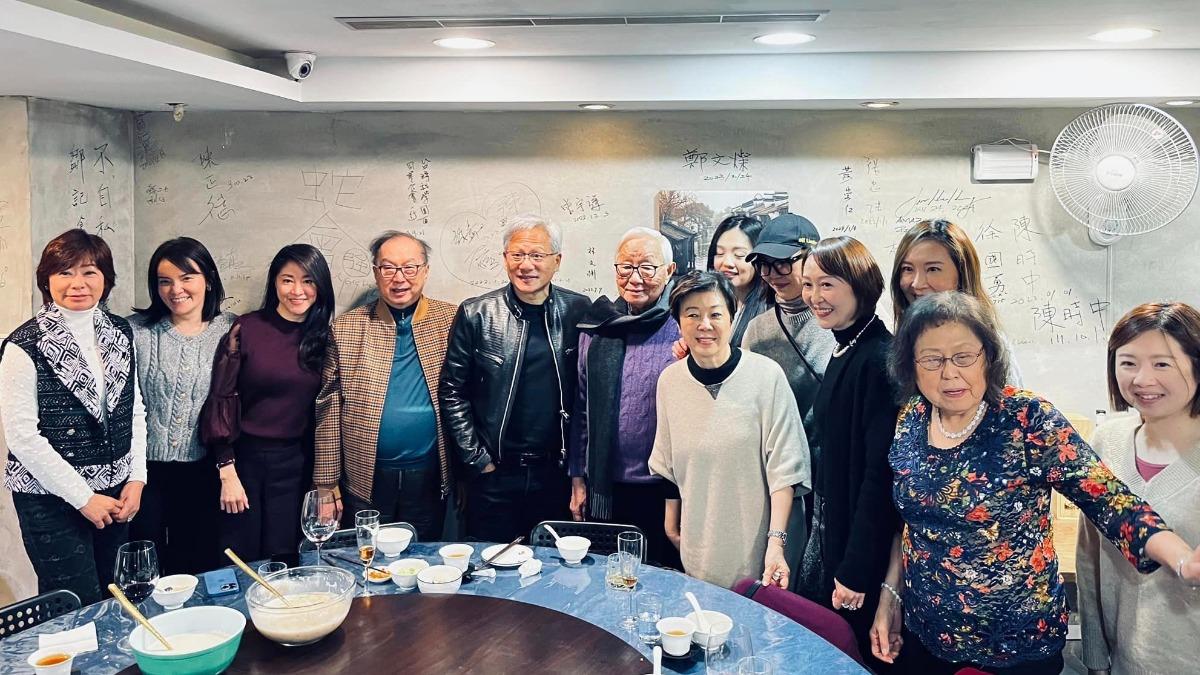 黃仁勳今年1月曾與張忠謀、林百里等人一起至「鄒記食舖」用餐。(圖/翻攝自「鄒記食舖」臉書)