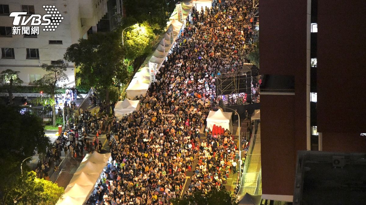 立院外越夜越多人。(圖/胡瑞麒攝)