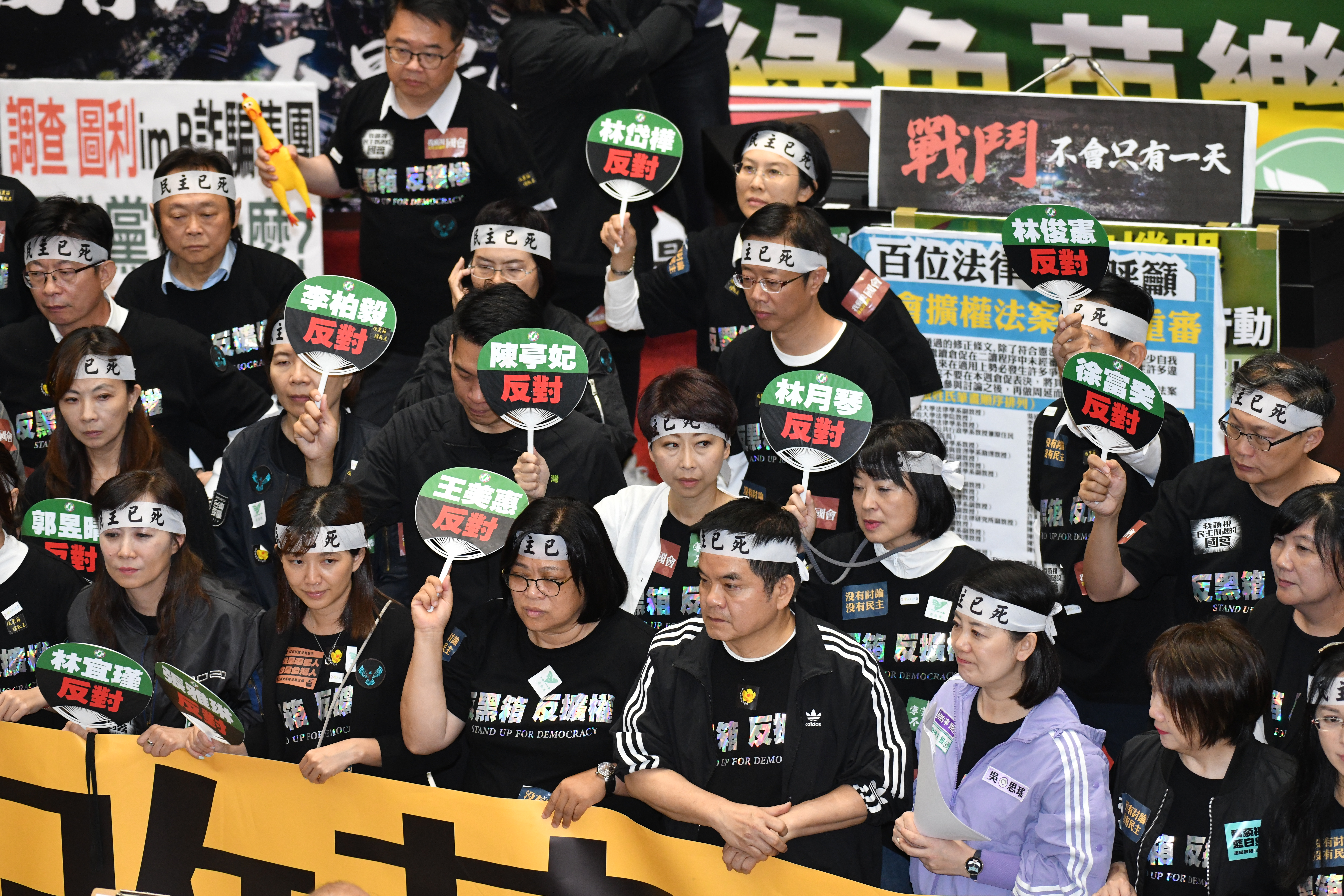 藍綠對藐視國會罪拉布條各表立場互嗆。(圖/胡瑞麒攝)