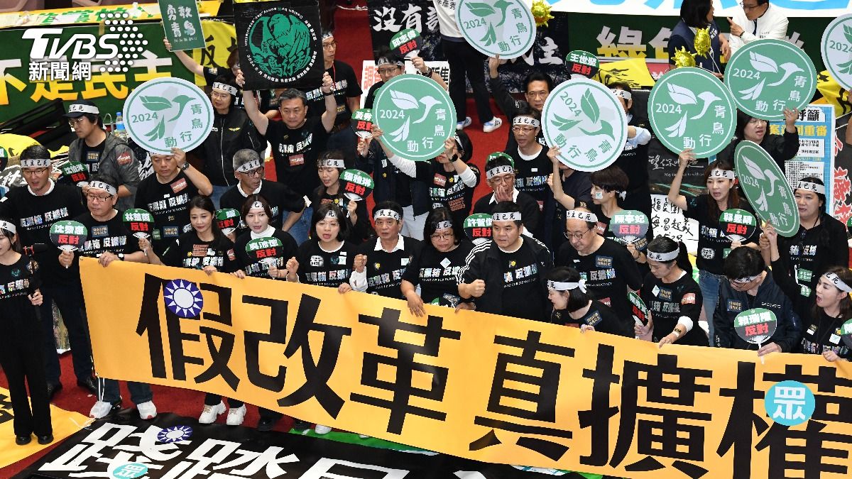 藍綠對藐視國會罪拉布條各表立場互嗆。(圖/胡瑞麒攝)