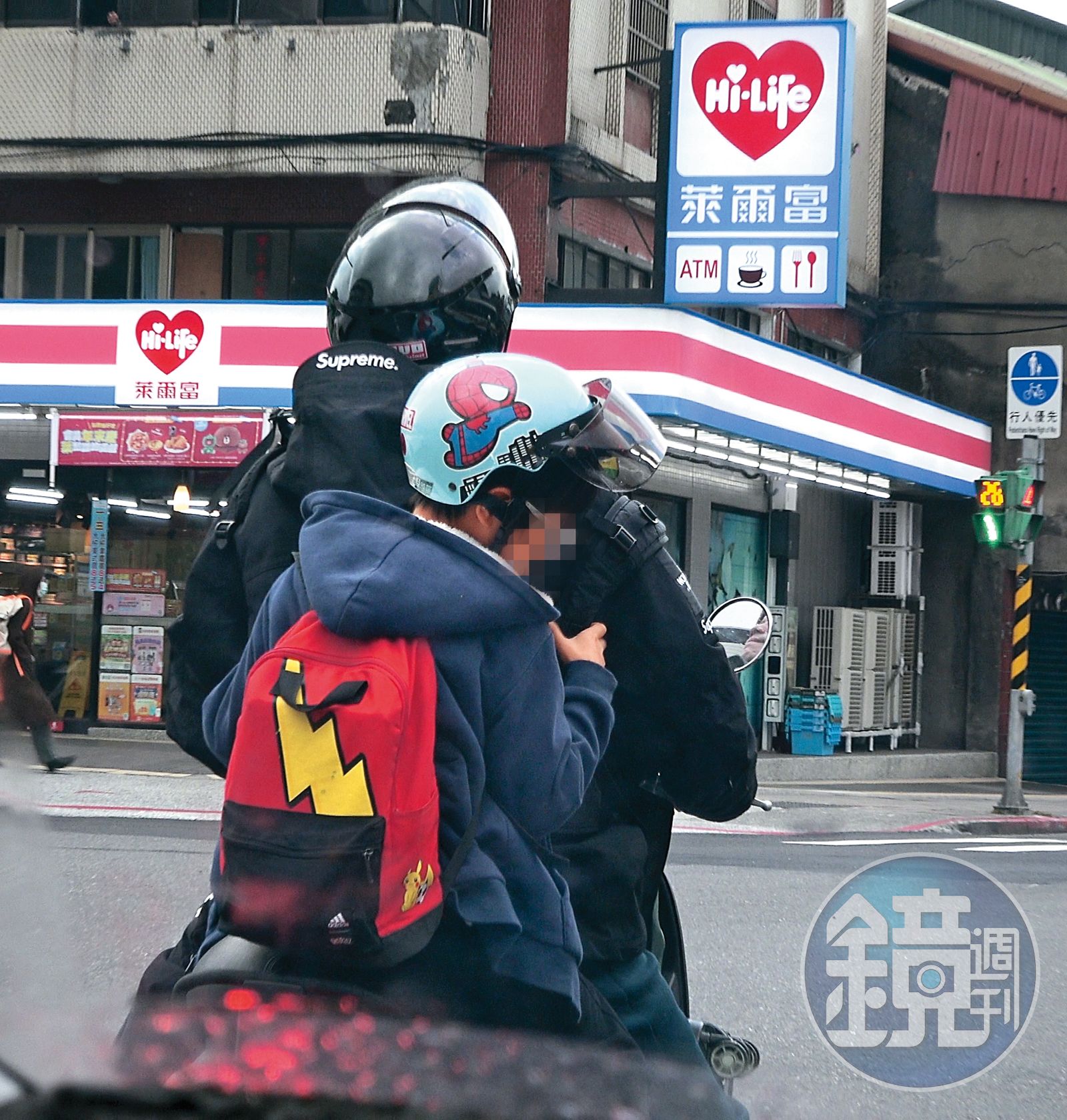 去年11月24日下午3點50分,李易騎機車載兒子出門,單飛去露營。