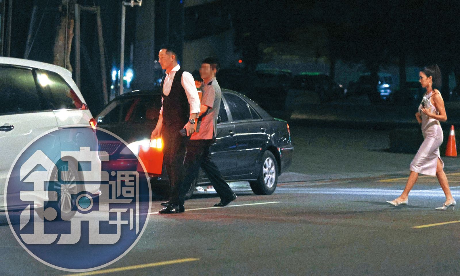 22:43,拿著東西準備上車的Eric(左),急著要趕下一攤,老婆譚以欣(右)快步緊隨。(圖/鏡週刊)