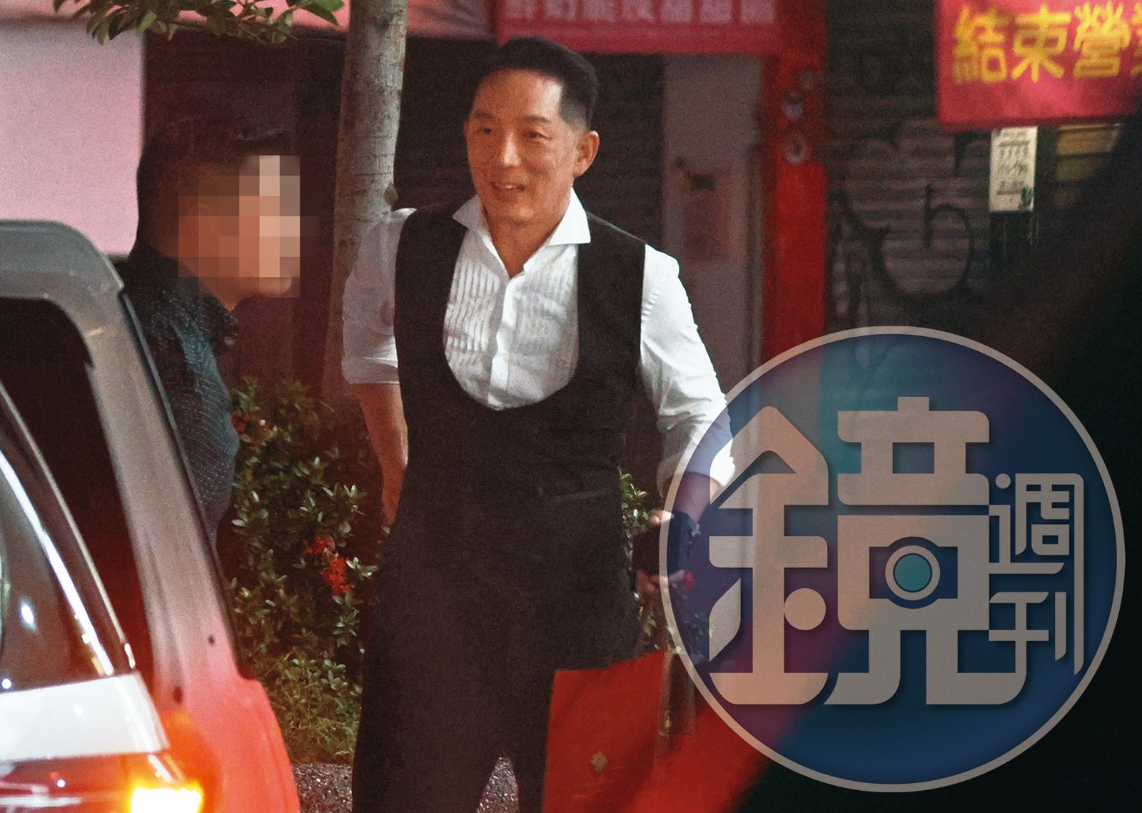22:56,外界以為的「台玻公子」Eric(右),與媽媽徐莉玲同姓,身世也算複雜到都市傳說等級。(圖/鏡週刊)