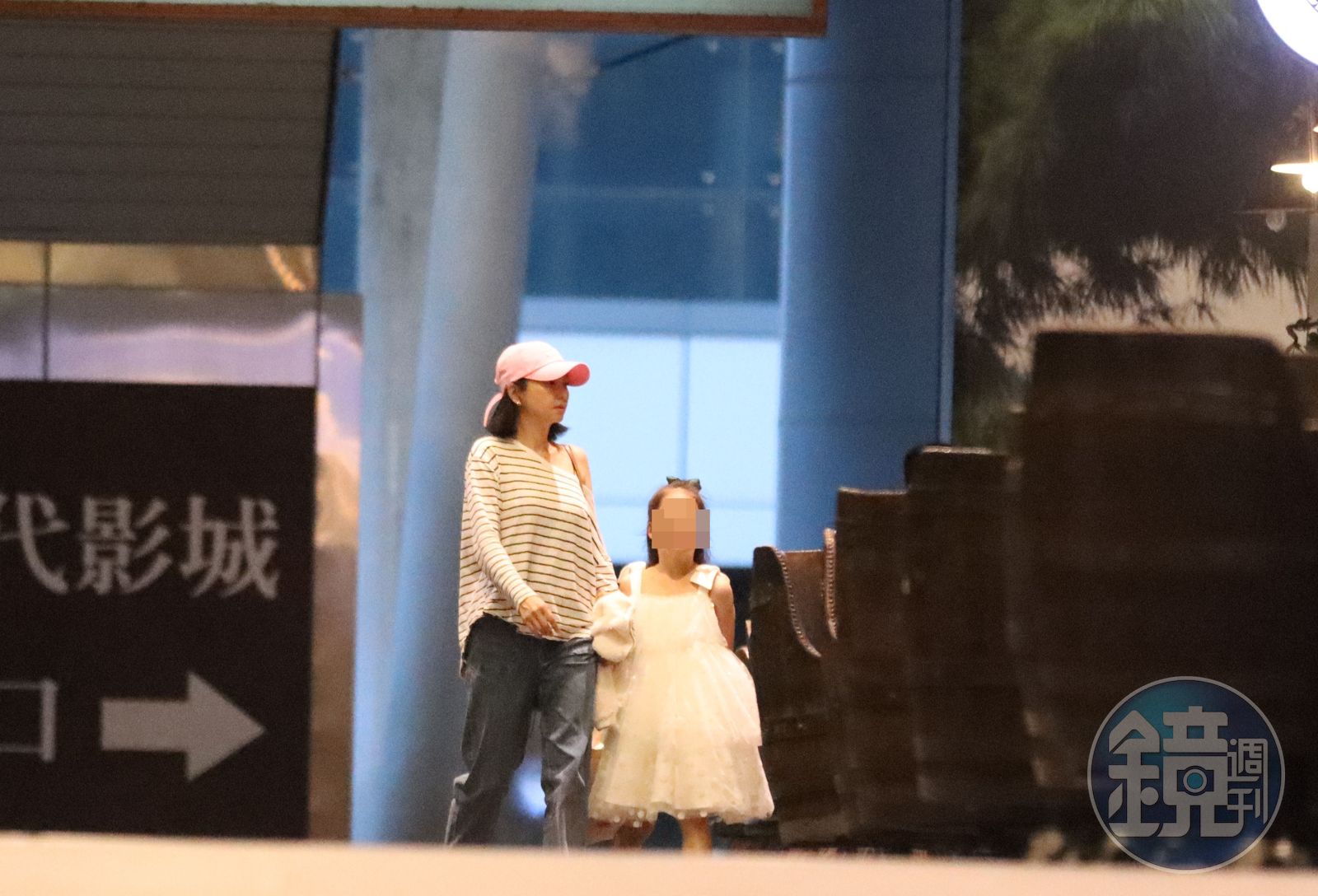 27日晚間6點40分,六月帶女兒現身南港商場。(圖/鏡週刊)
