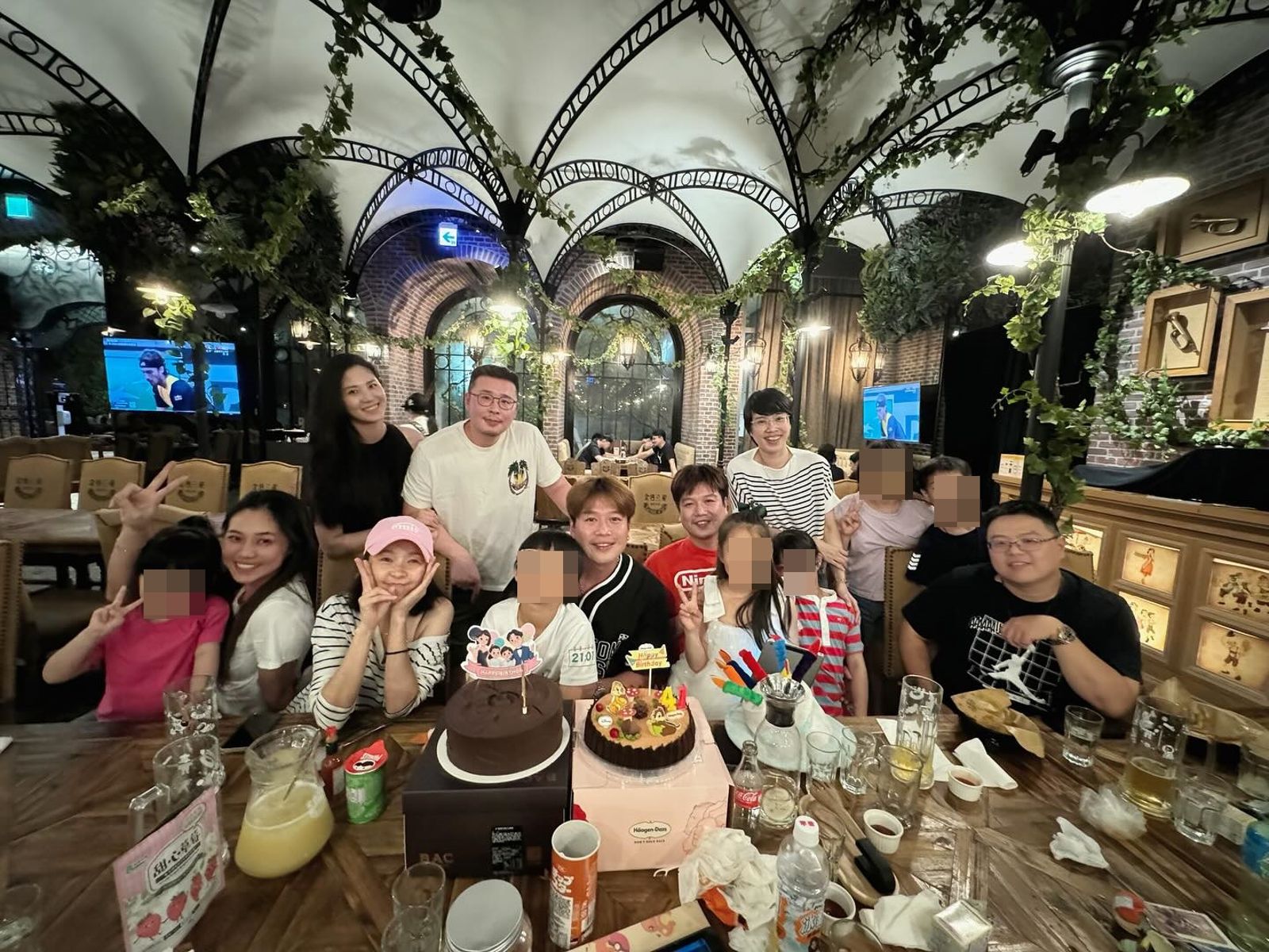 李易在親朋好友的圍繞下,度過41歲生日。(圖/翻攝自李易臉書)