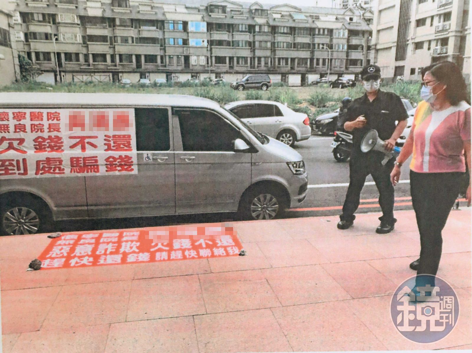 黃成德駕駛貼有字條的廂型車到懷寧醫院門口,並直接躺在地上鬧事。(圖/讀者提供)