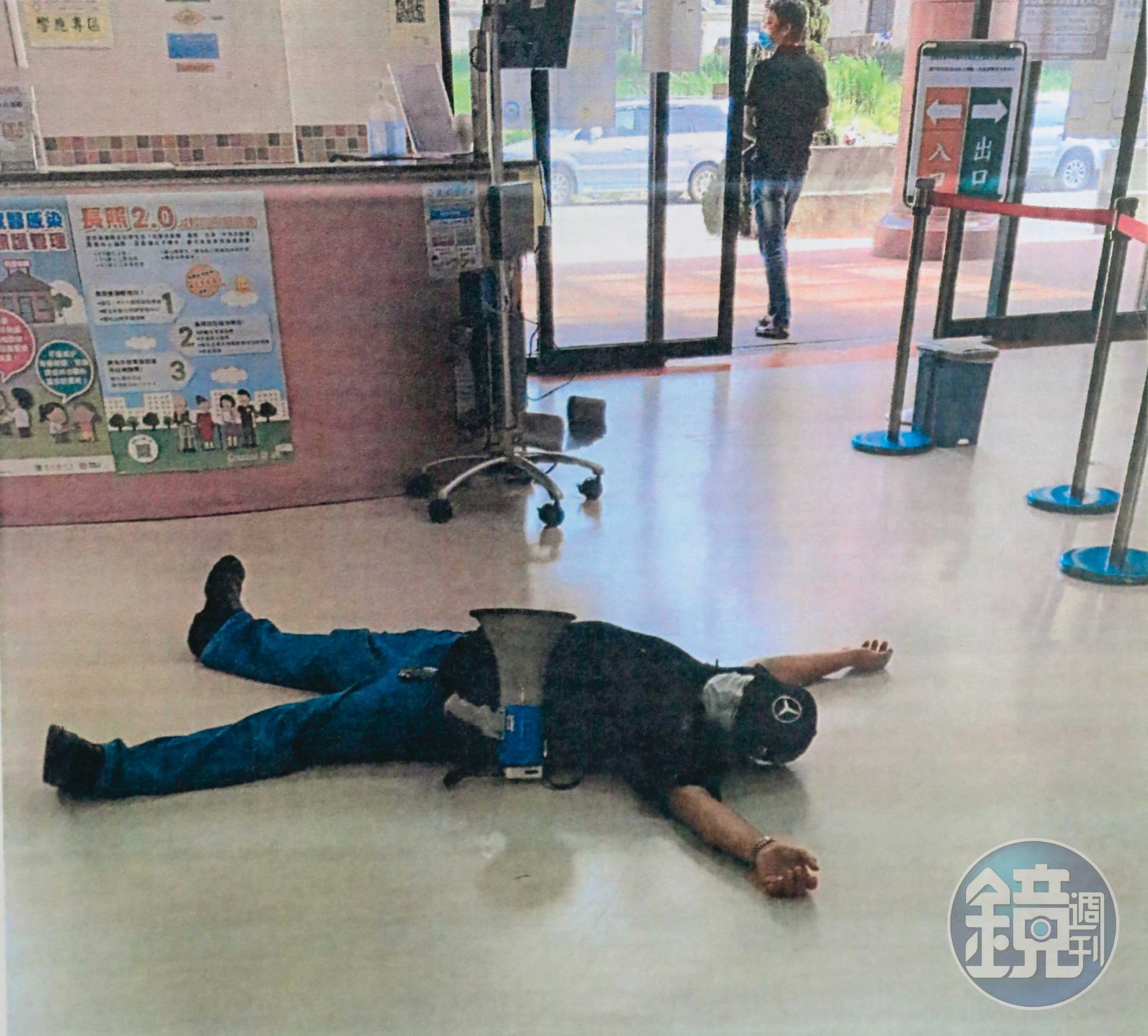黃成德駕駛貼有字條的廂型車到懷寧醫院門口,並直接躺在地上鬧事。(圖/讀者提供)
