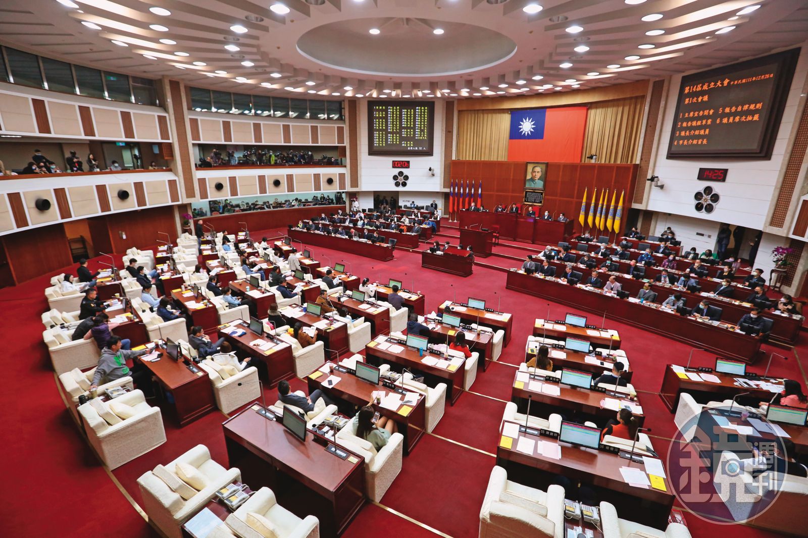 陳重文遭羈押禁見,卻還能在監獄遙控議員同仁代為質詢,顯示有勾串之虞。圖為北市議會。(圖/鏡週刊)