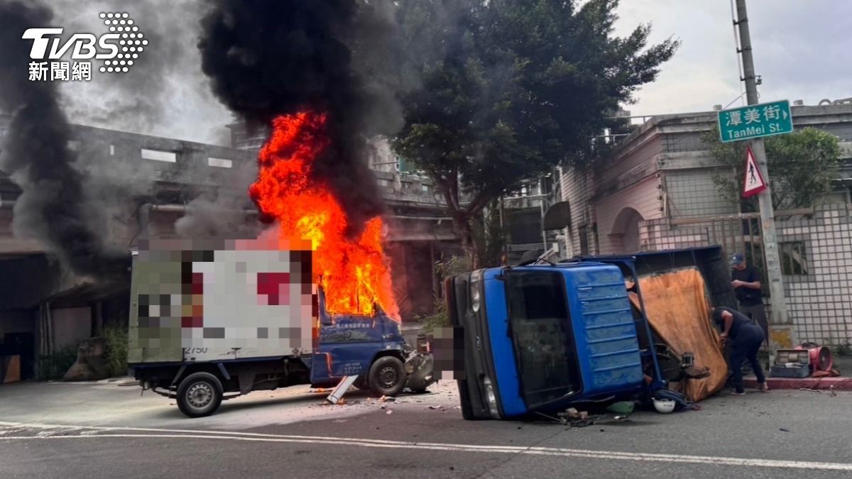 北市內湖火燒車！小貨車相撞翻覆起火　駕駛驚險逃生