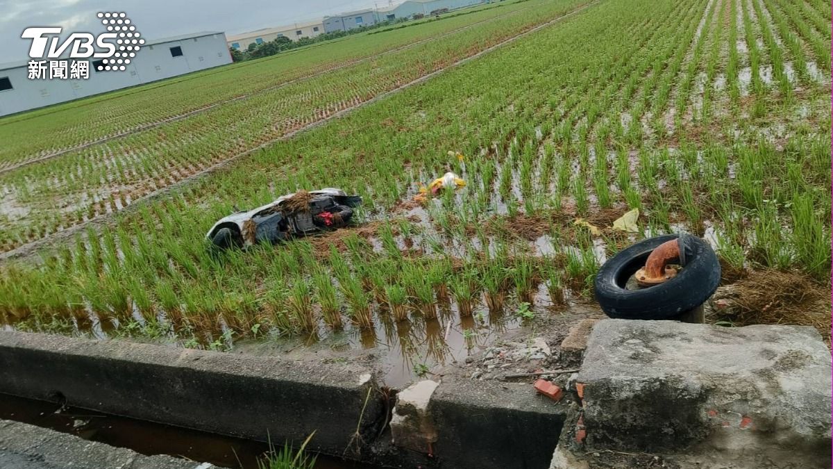 高雄大寮死亡車禍 機車遭轎車猛撞「噴飛田裡」女騎士摔溝亡