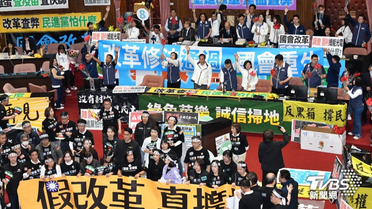 立法院審議國會改革法案，場内外爆發抗議聲浪。（圖／胡瑞麒攝）