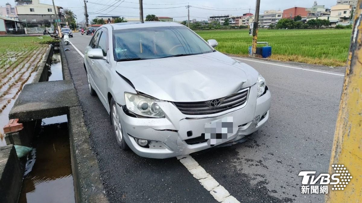 汽車車頭受損,駕駛梁女酒測值為0。(圖/TVBS)