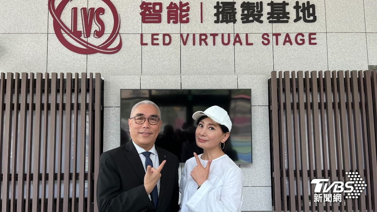 陳亞蘭(右)在世新大學副校長楊盛昱的陪同下,參觀智能攝製基地。(圖/TVBS)