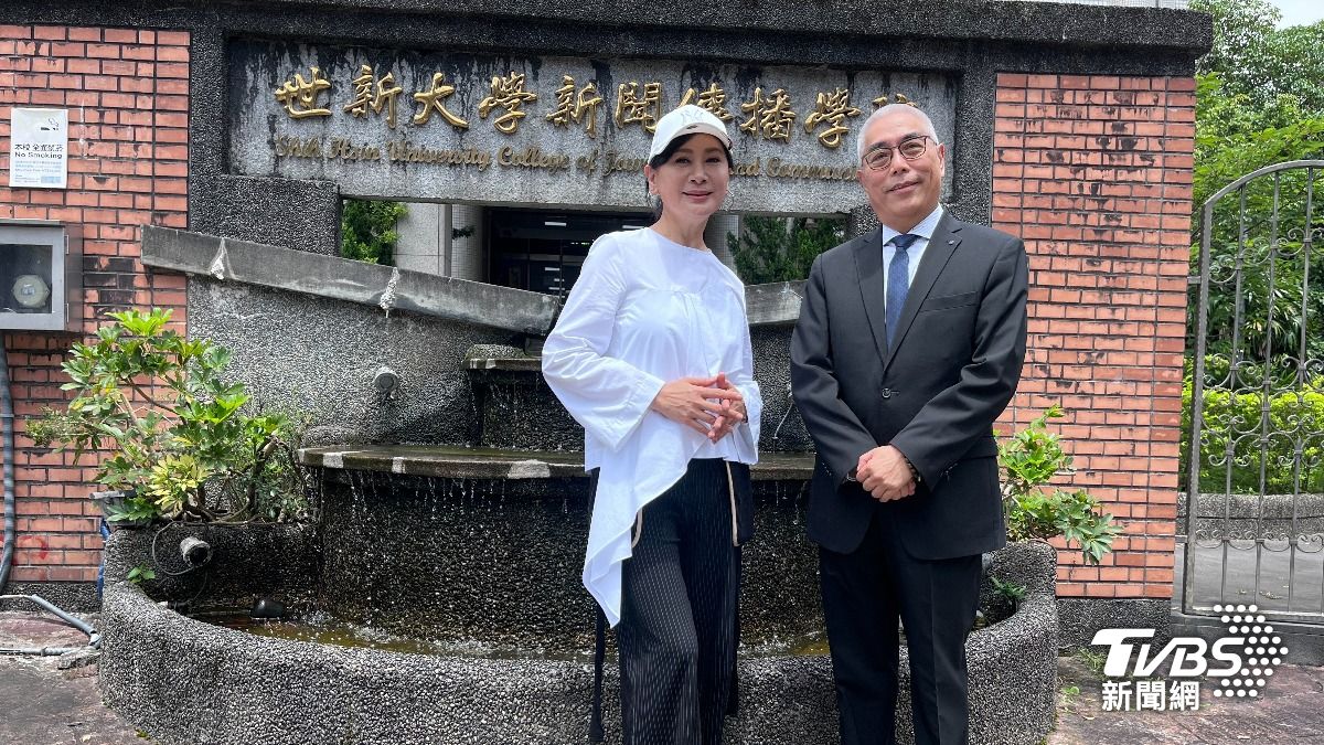 陳亞蘭(左)與世新大學副校長楊盛昱。(圖/TVBS)