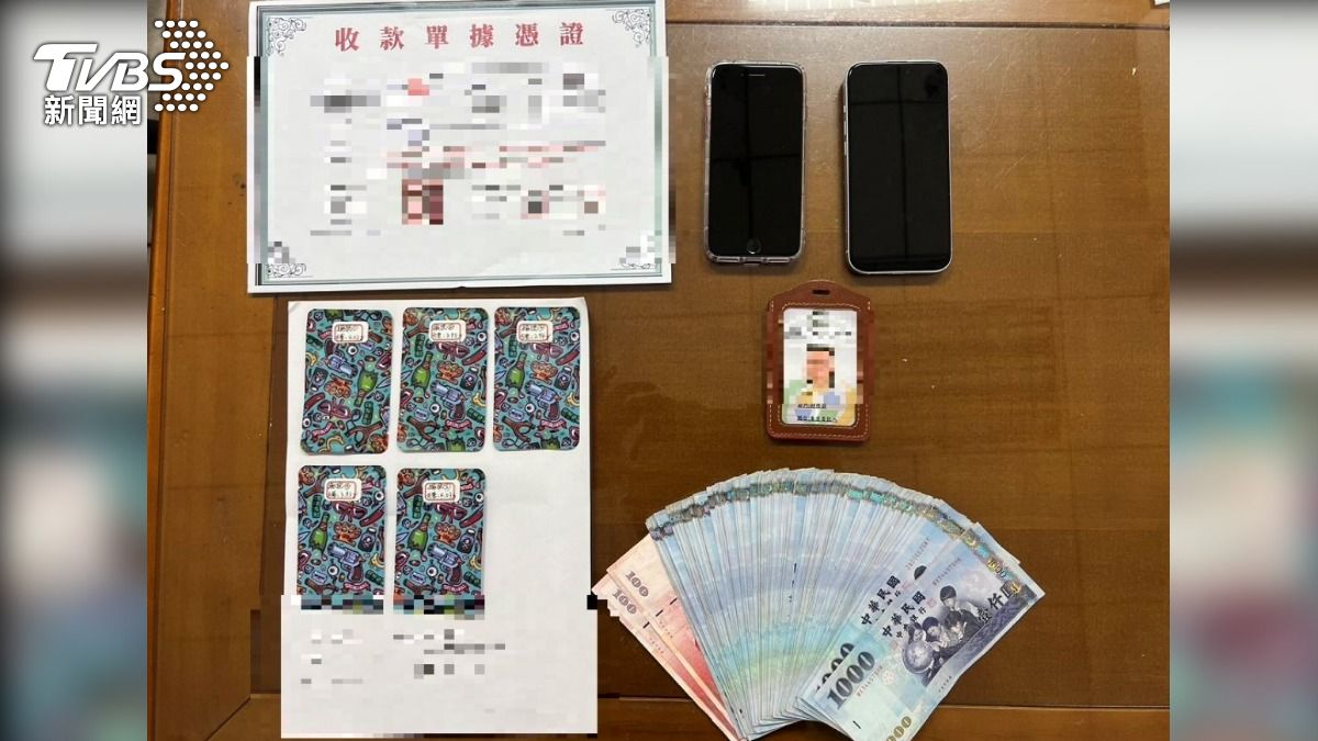 警方查扣假證件、現金、手機等證物。(圖/TVBS)