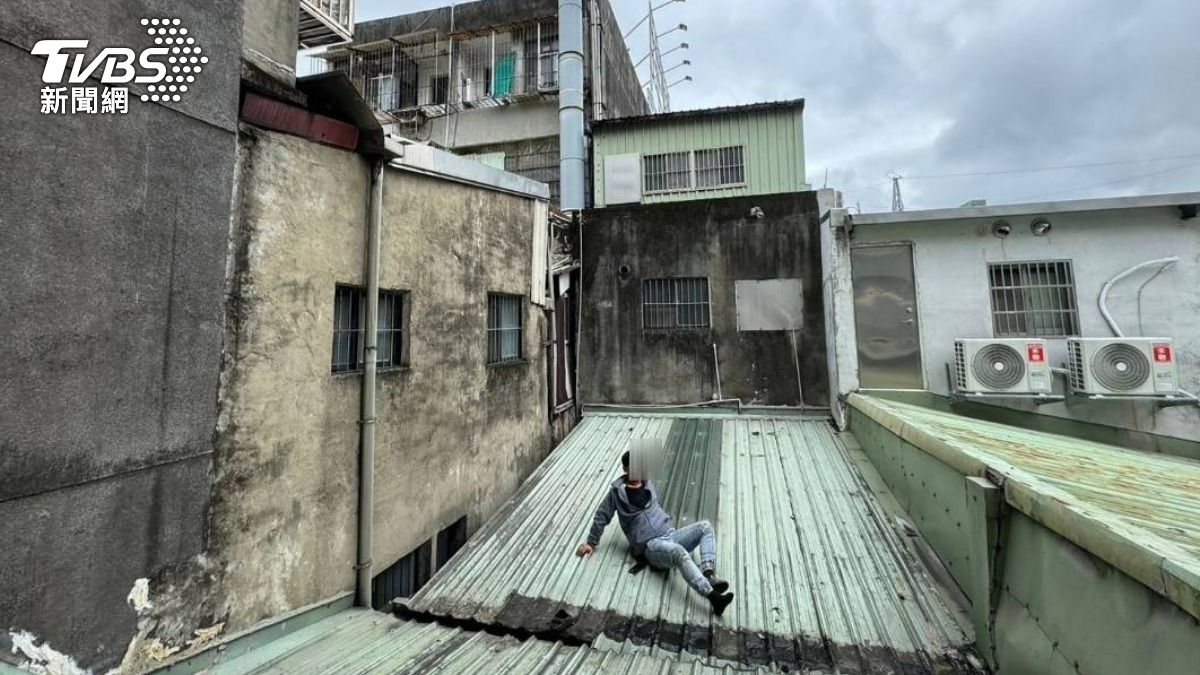 詹姓男子墜樓摔在遮雨棚上。（圖／TVBS）