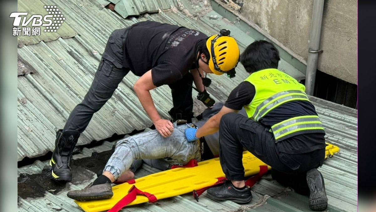 詹姓男子墜樓摔在遮雨棚上，警消到場搶救。（圖／TVBS）