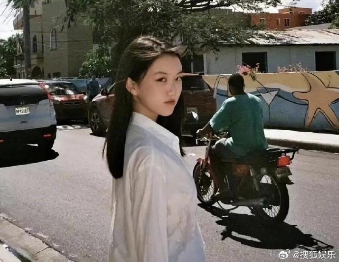 王菲愛女李嫣已18歲。(圖/翻攝自微博)