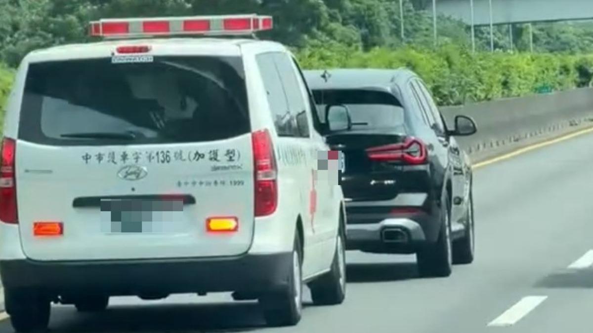 不少目擊的駕駛看了相當氣憤。(圖/翻攝自爆料公社)