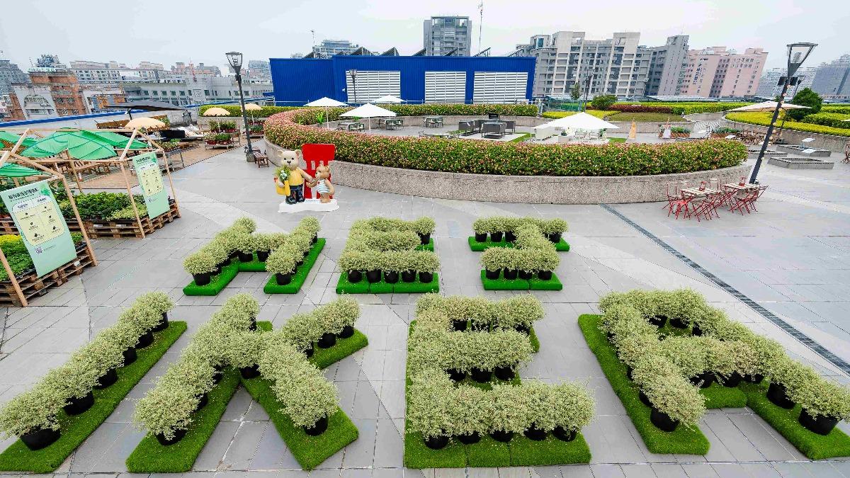 IKEA空中花園有Hej IKEA 植栽排字,代表你好的意思。(圖/業者提供)