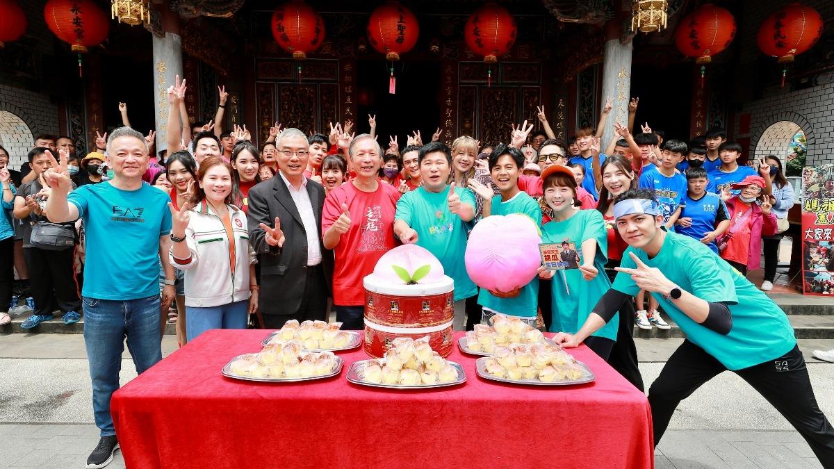 節目團隊與電視台代表一同為胡瓜慶生。(圖/民視提供)
