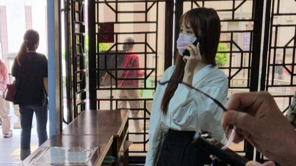 波霸奶茶杯大亨追愛未果求償1.1億！　26歲嫩模本尊現身了