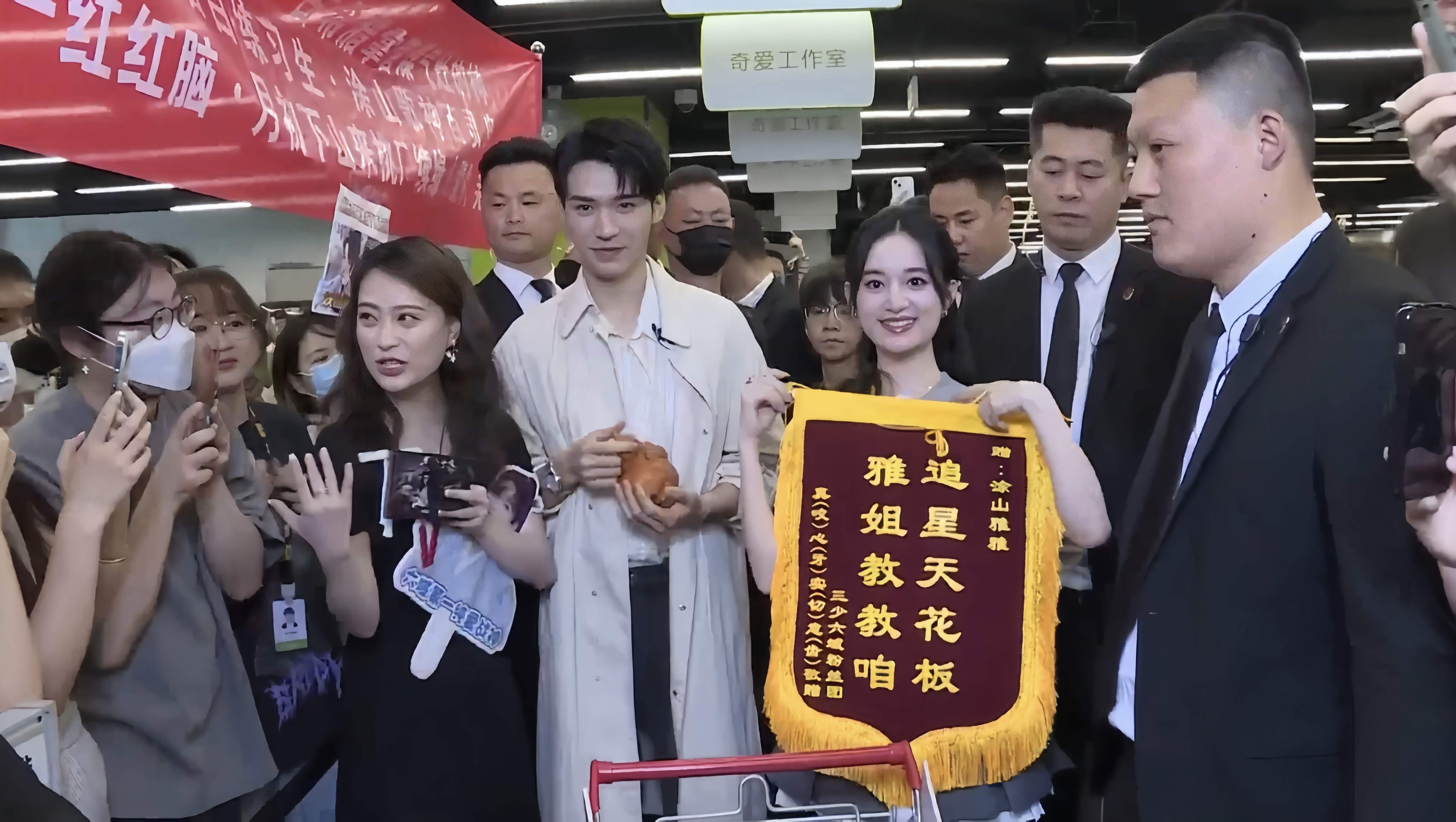 龔俊、郭曉婷為新戲參與直播掃樓活動。（圖／iQIYI國際站提供）