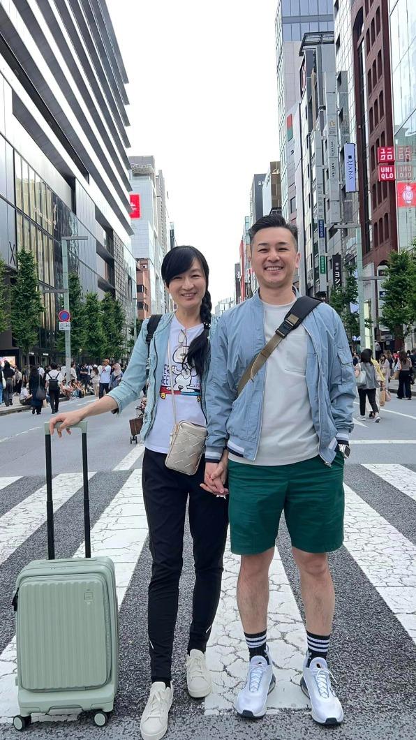 王軍凱(右)和老婆去東京旅行。(圖/翻攝自王軍凱臉書)