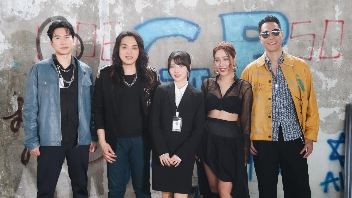 小男孩樂團在新歌〈到底行不行〉唱出社畜心聲,更邀一粒演出MV女主角。(圖/滾石唱片提供)