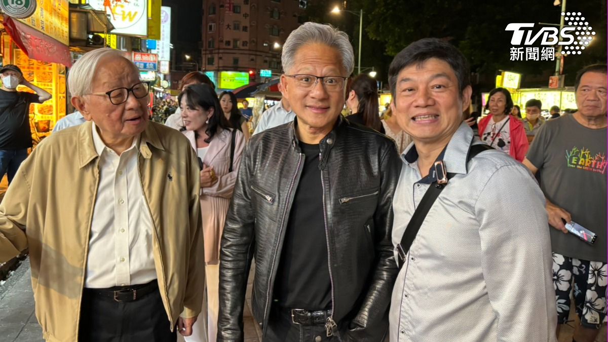 黃仁勳一行人餐後轉至寧夏夜市。(圖/TVBS)