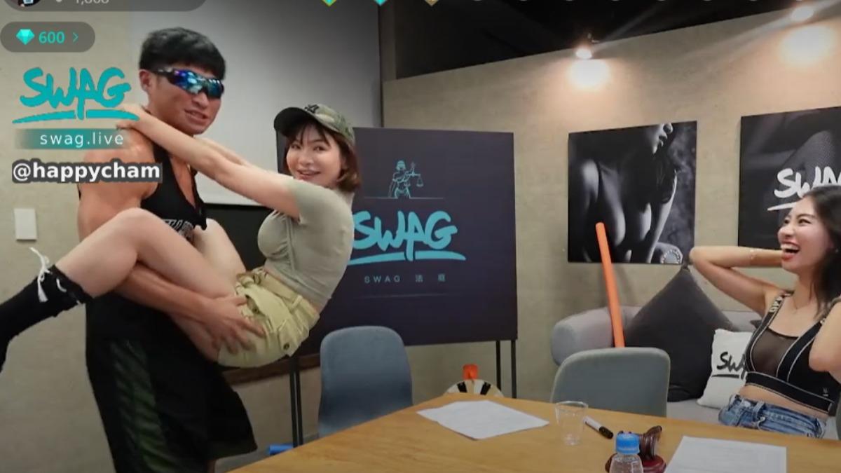 壹柒柒(左)抱著陳沂(中)做出火車便當動作。(圖/翻攝自SWAG)