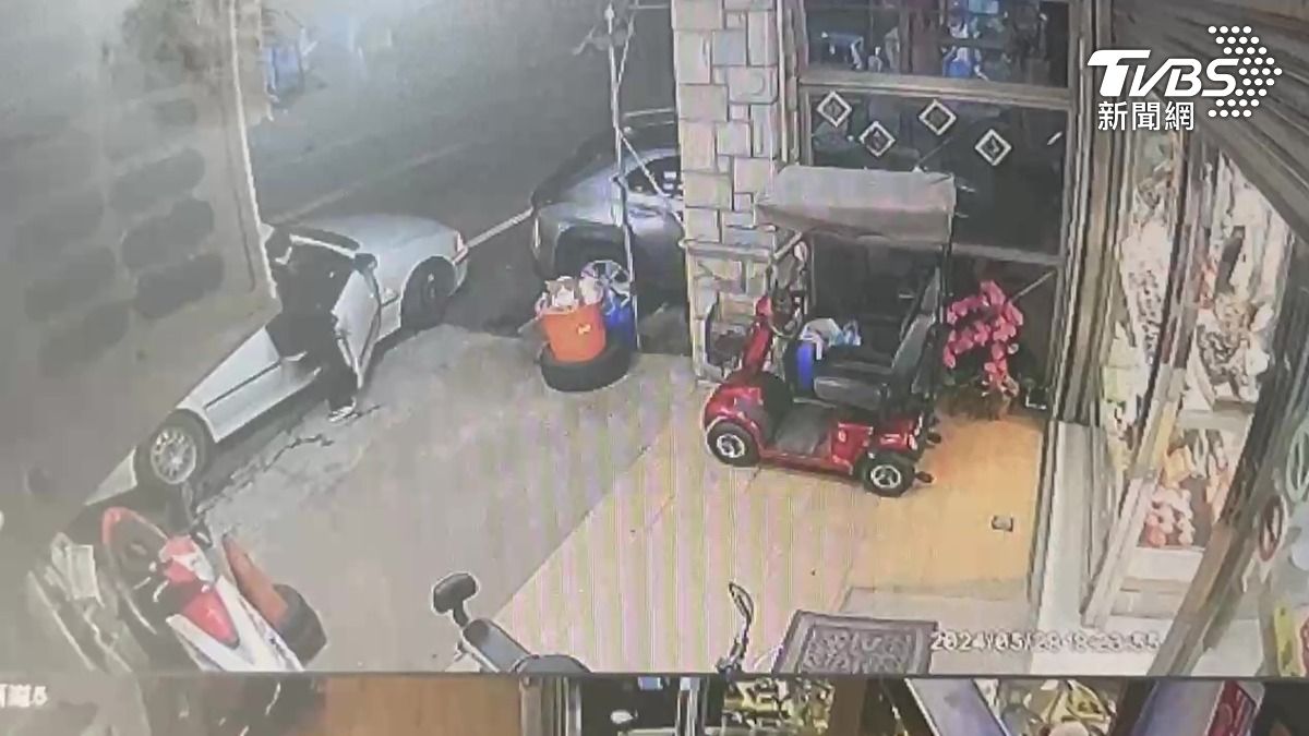 歹徒犯案後隨即坐上接應的白色BMW轎車,沿著台6線逃亡。(圖/TVBS)