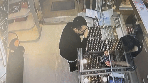 一名男子假裝挑選金戒指,卻將整盤63枚、市價近90萬的金戒指拿走。(圖/TVBS)