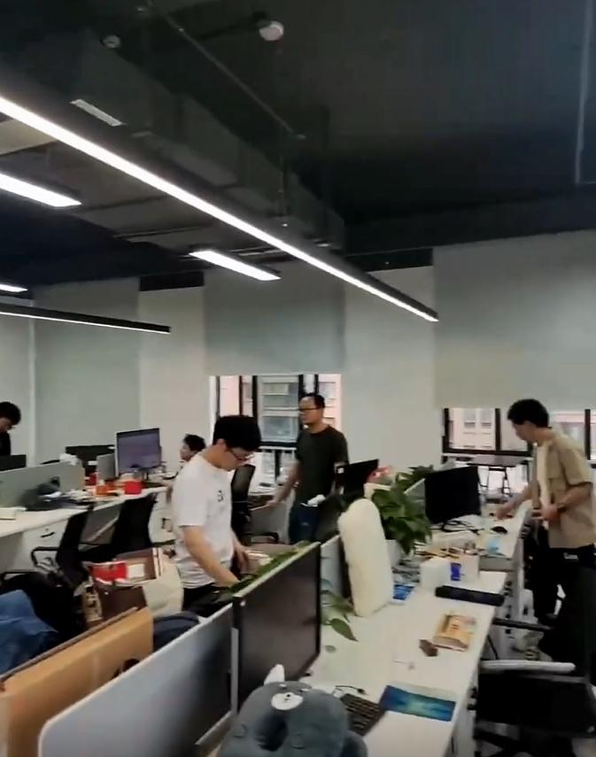 老闆上班到一半跑路，員工全慌了。（圖／翻攝自微博）