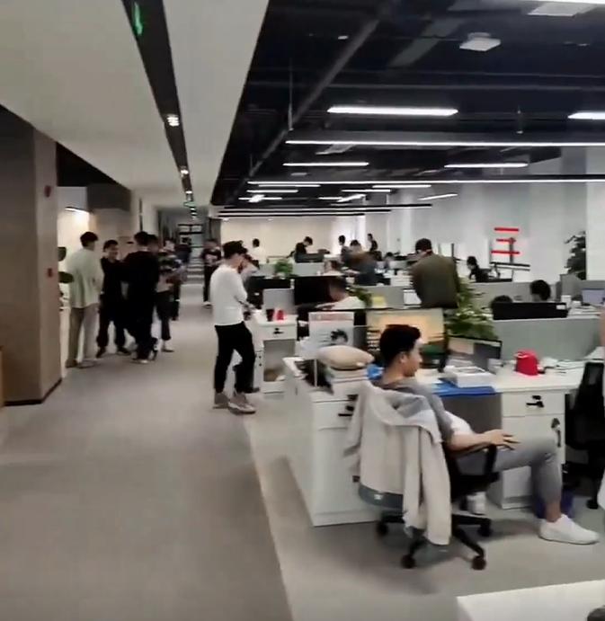 員工薪水還未拿到。（圖／翻攝自微博）