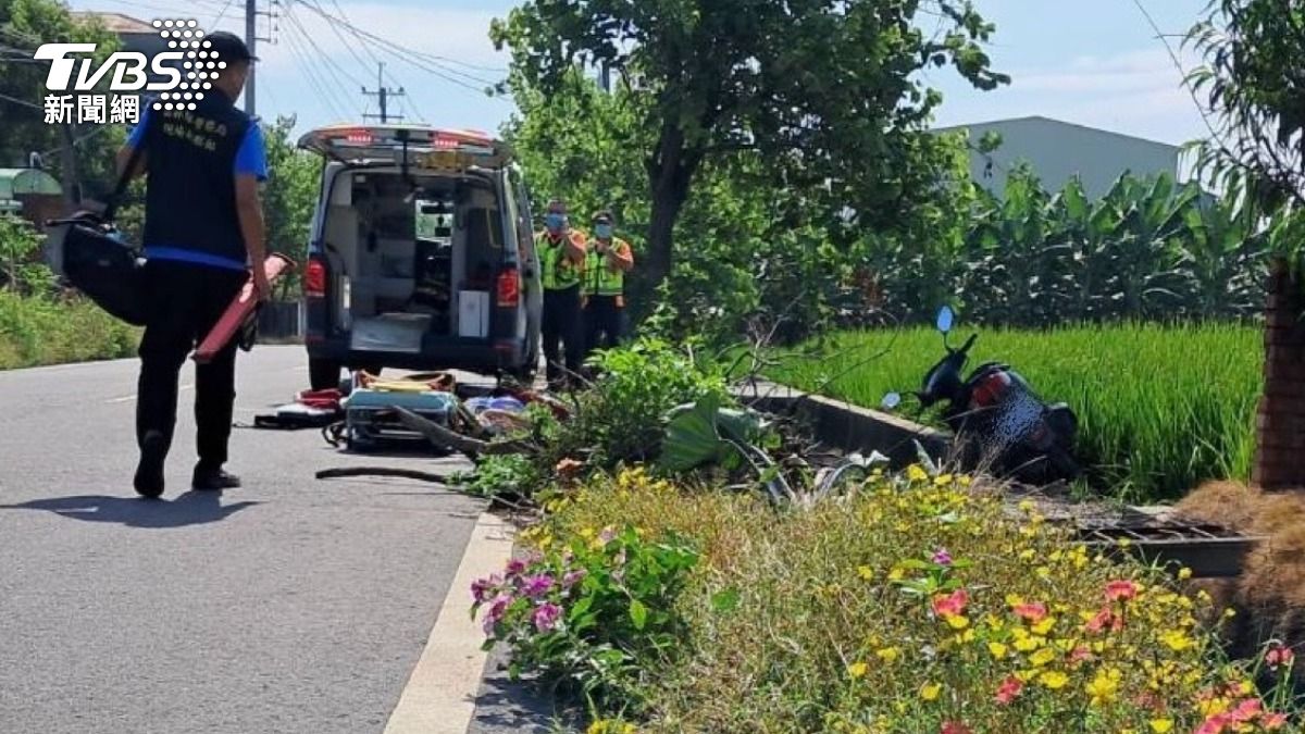 雲林道路死亡車禍!6旬男暴衝自摔水溝 「上半身陷爛泥」不治