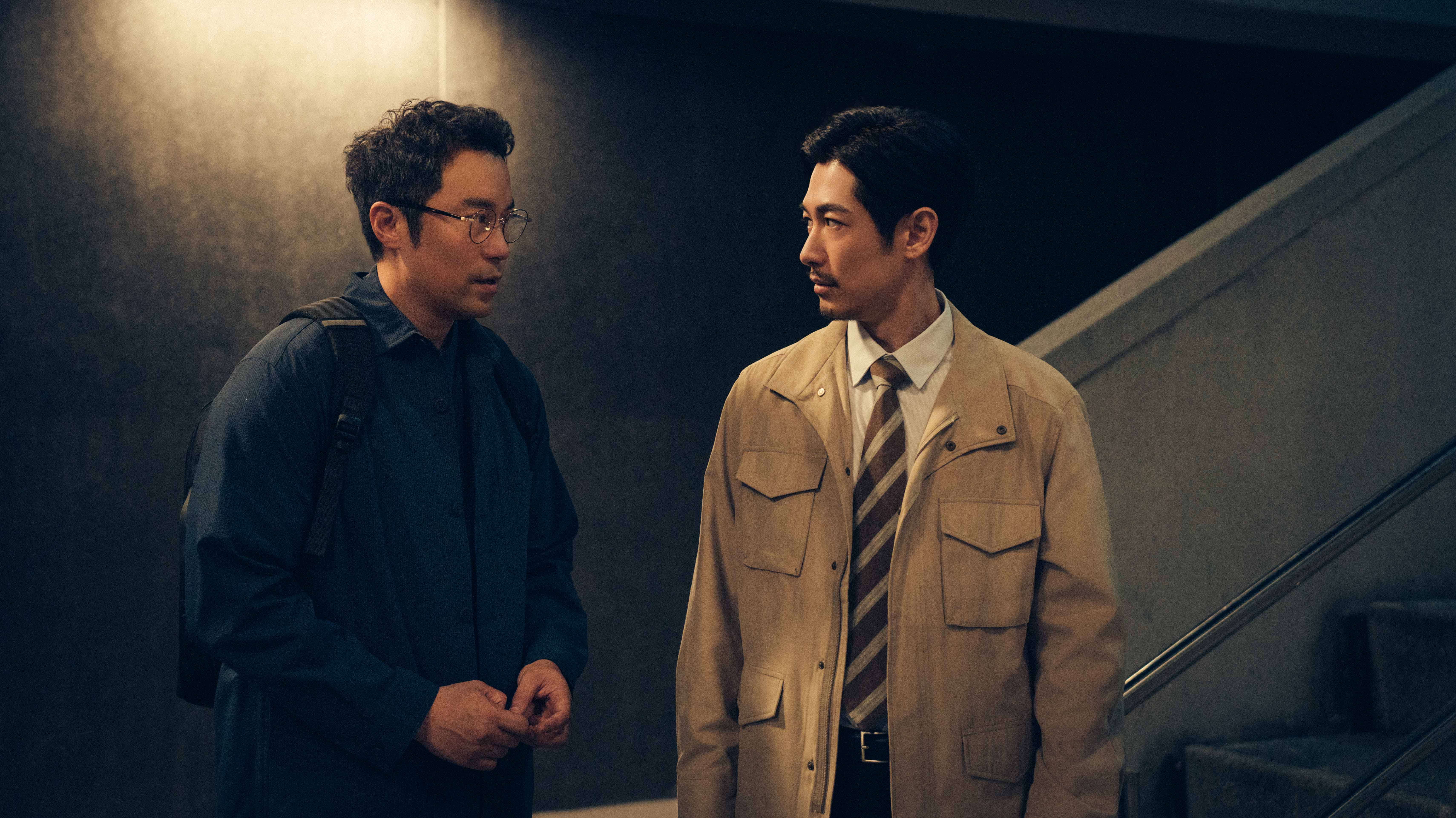 藤岡靛（右）控張孝全是命案嫌疑人，展開「雙雄對決」。（圖／Netflix提供）
