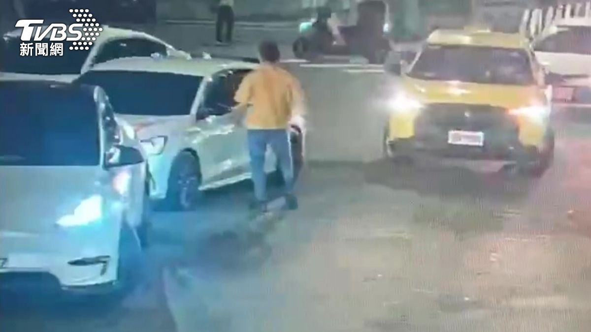 張姓男子不滿被逼車下車理論。(圖/TVBS)