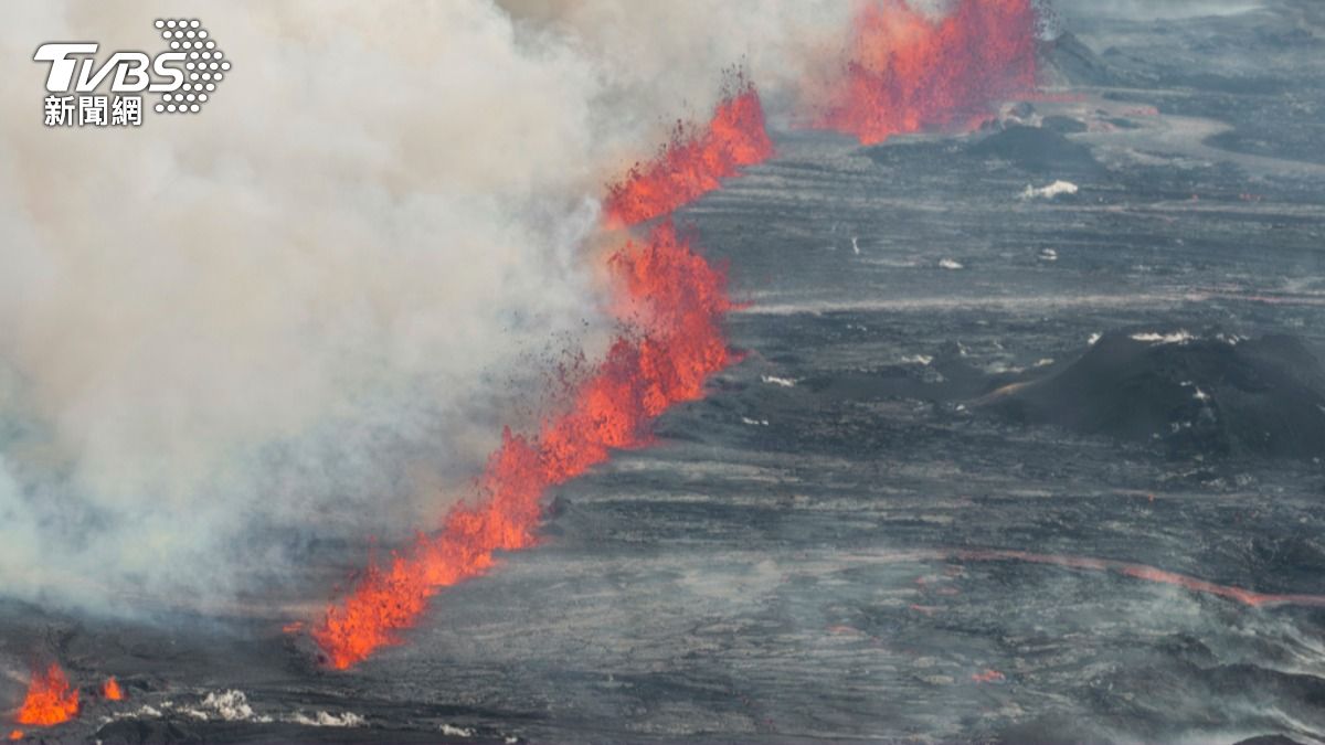 著名的地熱溫泉「藍湖」和漁業小鎮格林達維克因為火山噴發而緊急撤離。(圖/達志影像美聯社)